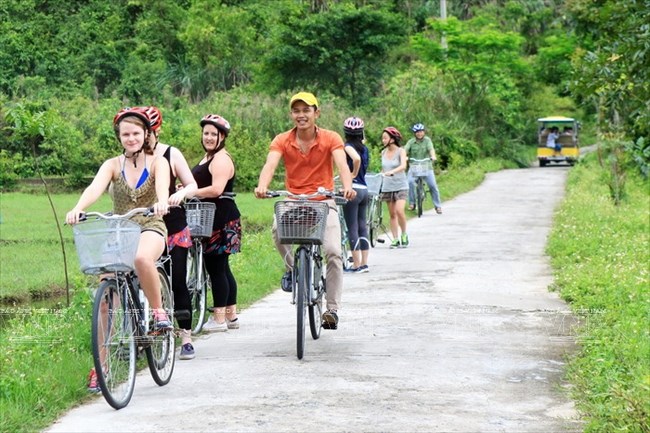 Day bikking to discover Cat Ba National Park