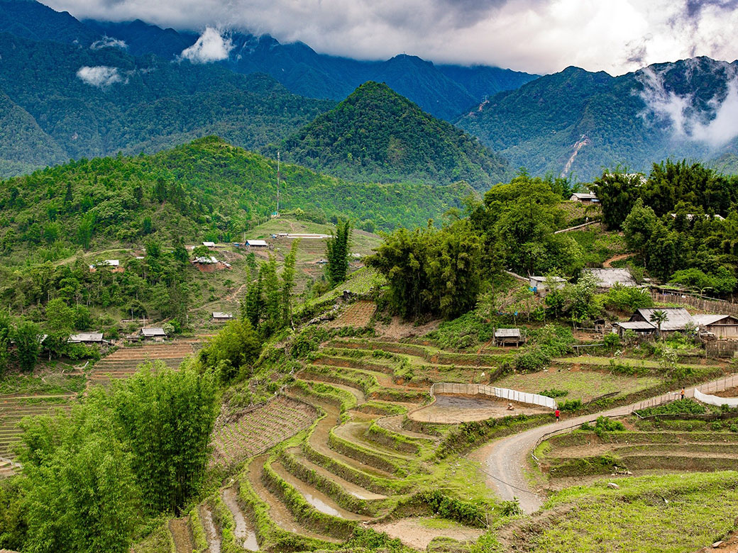 Sapa tour, Conquering Fansifan peak - Tourist train